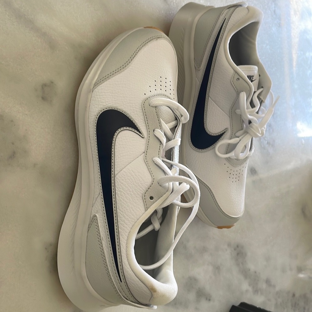 New Nike sneakers size 7 youth